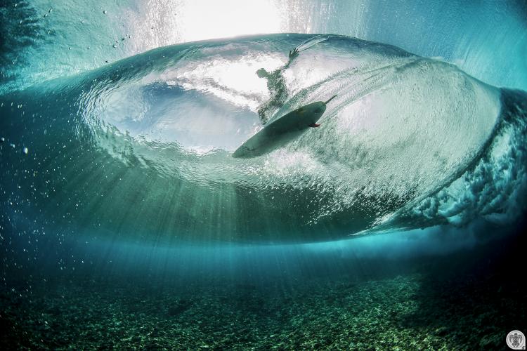  - Surf : voyage au coeur des vagues tahitiennes