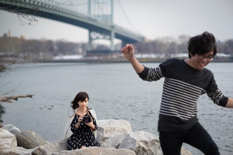  - Un photographe, sa poupée et leur romance