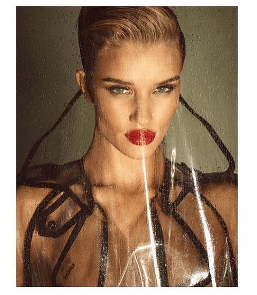  - Diapo. Rosie Huntington-Whiteley pose nue pour le magazine Lui