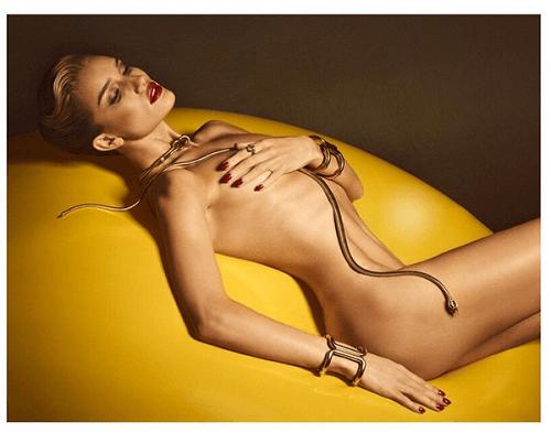  - Diapo. Rosie Huntington-Whiteley pose nue pour le magazine Lui