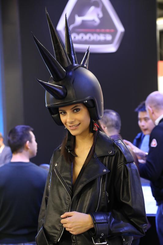  - EICMA 2019 | Les hôtesses 100% sexy du salon de la moto