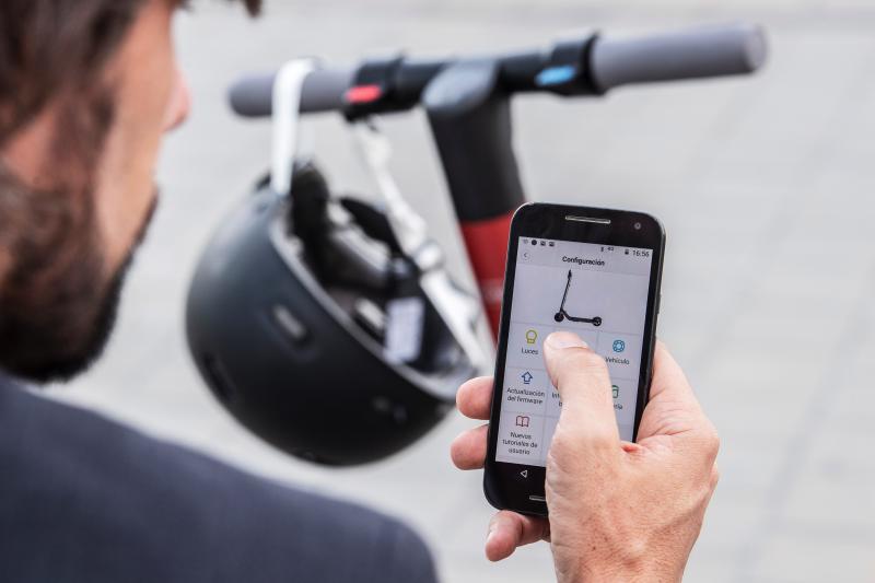  - SEAT eXS KickScooter | La trottinette électrique connectée powered by Segway