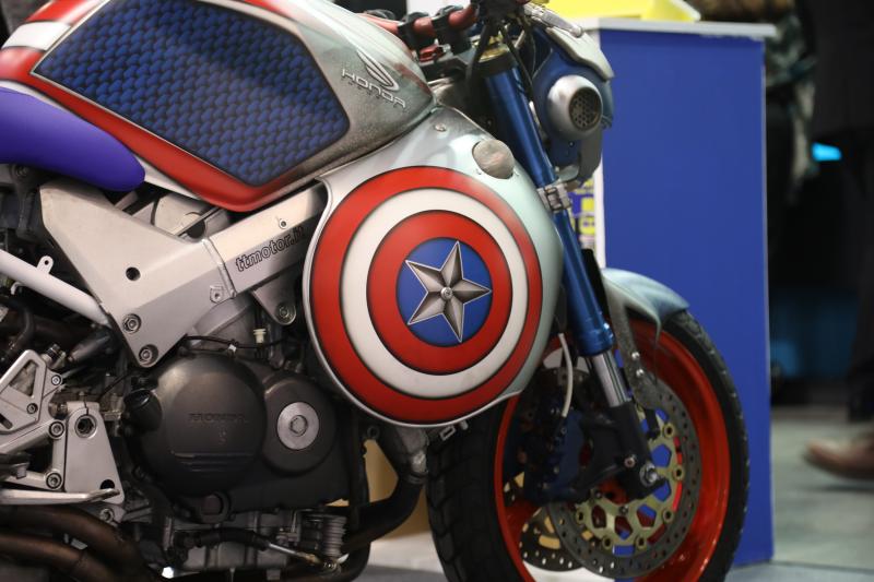  - Quand Captain America a sa Honda VFR 800 à l'EICMA 2019 !