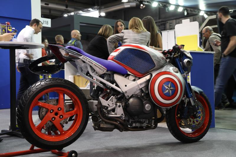  - Quand Captain America a sa Honda VFR 800 à l'EICMA 2019 !