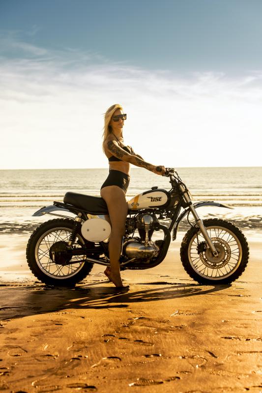  - Kawasaki W650 « Endless Summer » by OSE Kustom Motorworks x Royal Vintage”