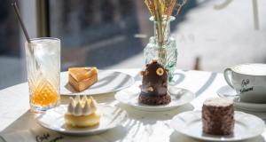 Oeufs de Colomb et Oeufs en chocolat pour l’arrivée de Pâques - Le Chef Hugues Pouget met sous cloche ses créations de Pâques au Café Kitsuné