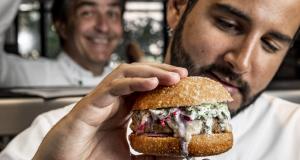 Loïc Villemin, restaurant La Toya : une table étoilée et éco-responsable à découvrir - Un burger “méditerranéen” concocté par Yannick et Antoine Alléno en collaboration avec Mohamed Cheikh 