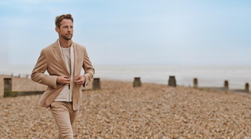  - Jenson Button endosse la nouvelle collection P/E 22 de Hackett London 