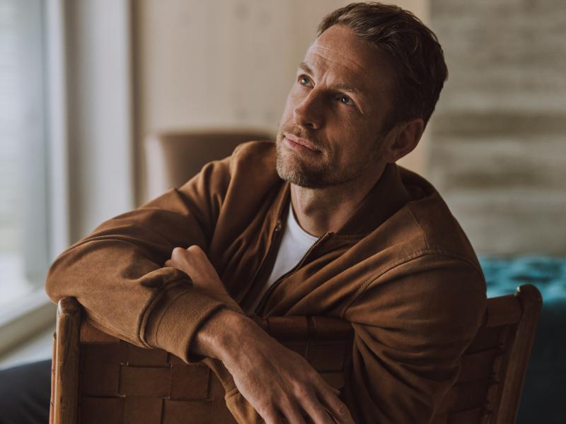  - Jenson Button endosse la nouvelle collection P/E 22 de Hackett London 