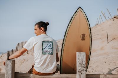 Faguo surfe sur la vague basque 