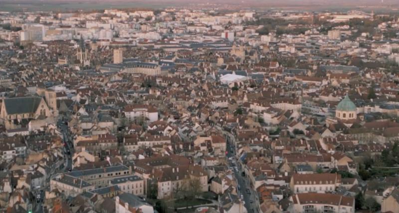 La Bourgogne de la terre à l'assiette - Itinéraire en Bourgogne, de la terre à l'assiette, en passant par le domaine Duroché, la Ferme de la Ruchotte et la table doublement étoilée de William Frachot à Dijon.