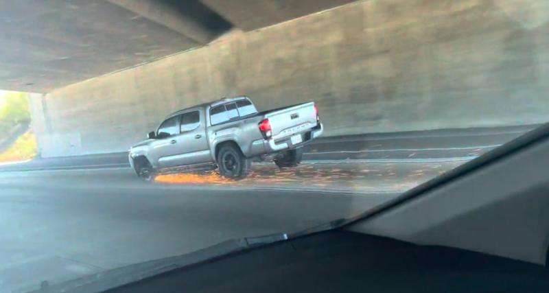  - VIDEO - Son pneu avant gauche manque à l'appel, pas suffisant pour ralentir ce pick-up