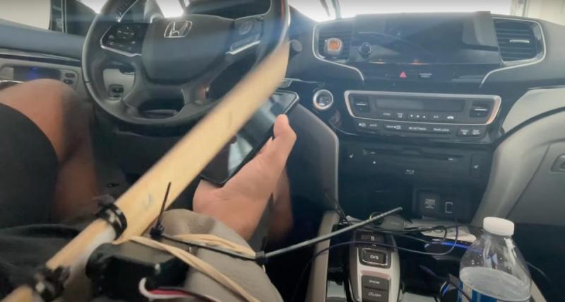  - Cette invention empêche les automobilistes de regarder leur téléphone au volant, brutale mais efficace