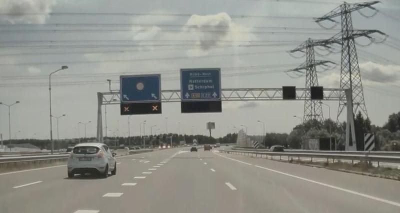  - VIDEO - Cette voiture ne se soucie pas des obstacles sur sa route, ça lui coûte un pare-brise