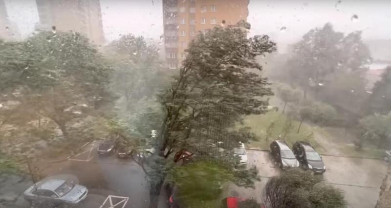  - La tempête est à son paroxysme, cet automobiliste est bien inspiré de déplacer sa voiture