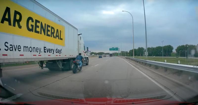 - Ce motard passe à quelques centimètres d'un semi-remorque, l'automobiliste qui le suit a plus peur que lui
