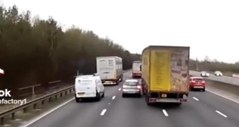  - Le poids lourd ignore la voiture dans son angle mort au moment de doubler, ça lui coûte un pare-chocs