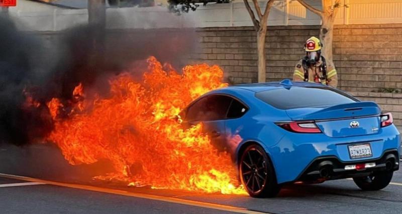  - Quelques heures après sa sortie du garage, cette Toyota GR86 prend totalement feu !