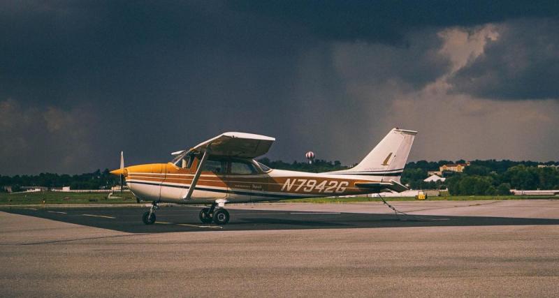  - L'atterrissage d’urgence de cet avion sur l'autoroute est digne d'un film d'action