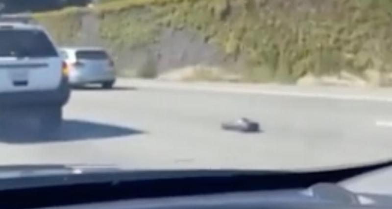  - VIDEO - Il fait rouler sa voiture télécommandée sur l'autoroute, elle bombarde