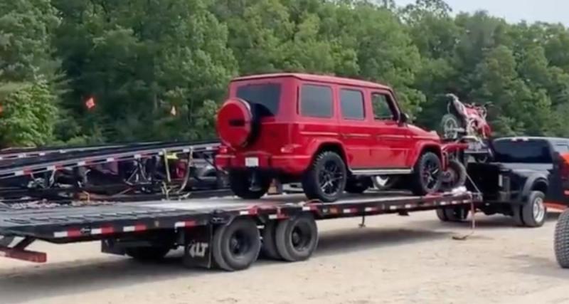  - Ce pilote teste les capacités du Mercedes Classe G dès sa descente de camion, sous le regard inquiet de son propriétaire