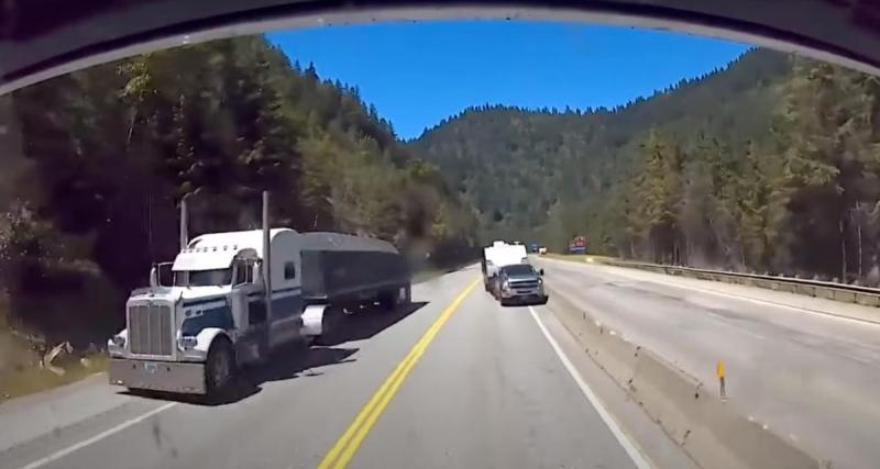  - Cette voiture tente un dépassement osé, le conducteur préfère abimer sa caravane que se raviser