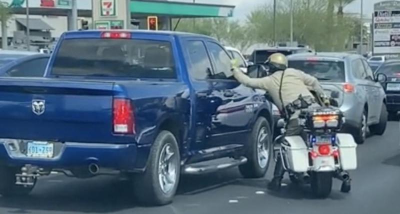  - Cet automobiliste ne remarque pas le policier à côté de lui, il est trop occupé à regarder l'écran de son smartphone