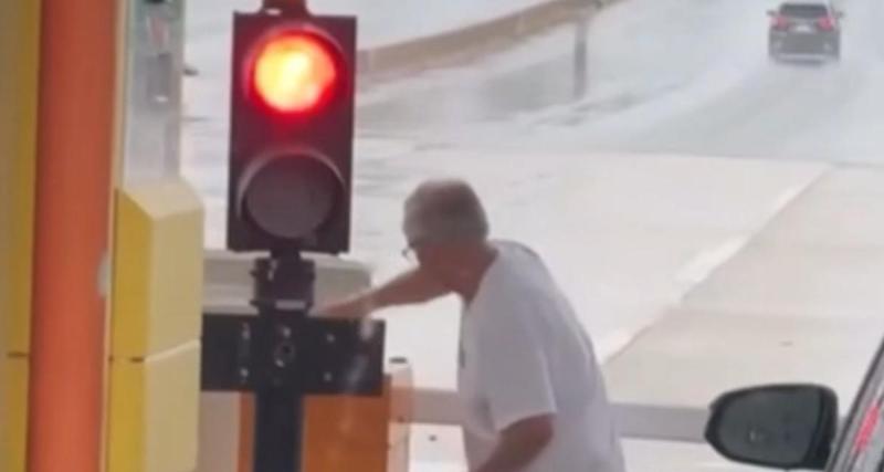  - VIDEO - Agacé par la barrière de péage, cet automobiliste s'en débarrasse sans ménagement