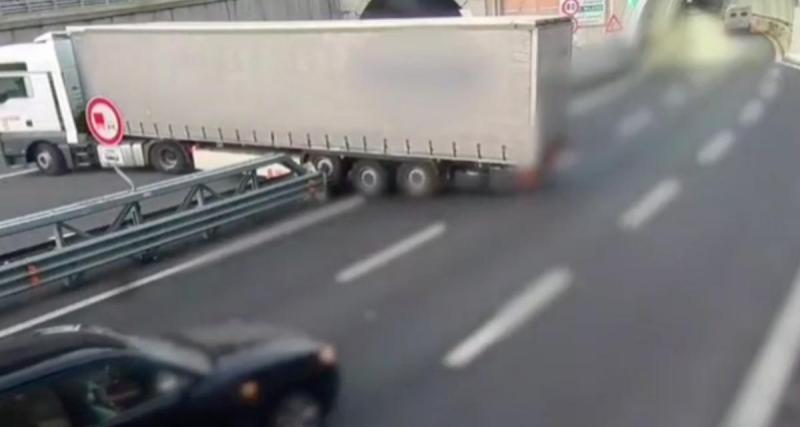  - Ce poids lourd fait demi-tour sur l'autoroute, heureusement que les automobilistes sont plus prudents que lui
