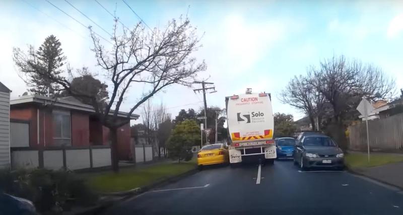  - La rue est étroite, ce camion poubelle ne fait pas dans la dentelle pour passer