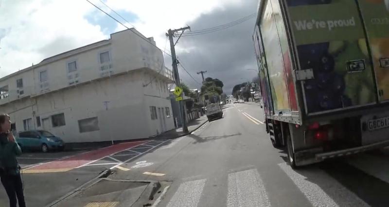  - Ce camion de livraison n'a visiblement pas le temps ni l'envie de s'arrêter au passage piéton