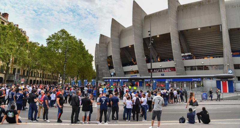  - PSG - Juventus : Greenpeace présent devant le Parc des Princes en… char à voile ! 