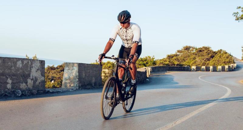  - Ce cycliste veut doubler coûte que coûte et reçoit une amende, le monde à l’envers