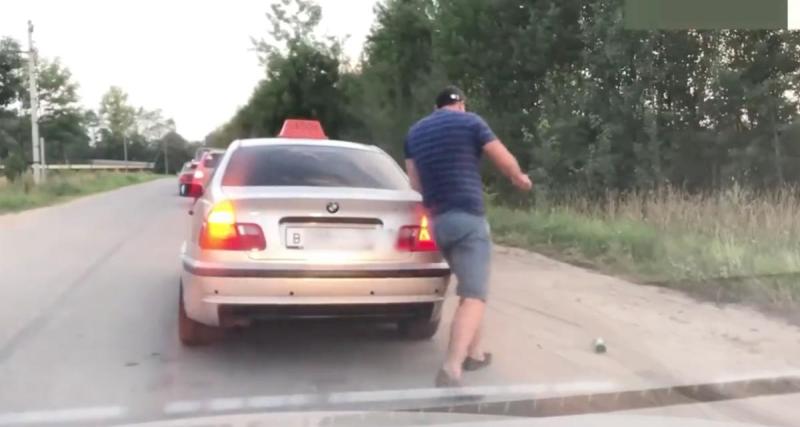  - Le passager de ce taxi jette une canette par la fenêtre, il est expulsé manu militari par le chauffeur