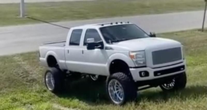  - Aussi puissant soit-il, ce pick-up est coincé à cause de sa boule d’attelage