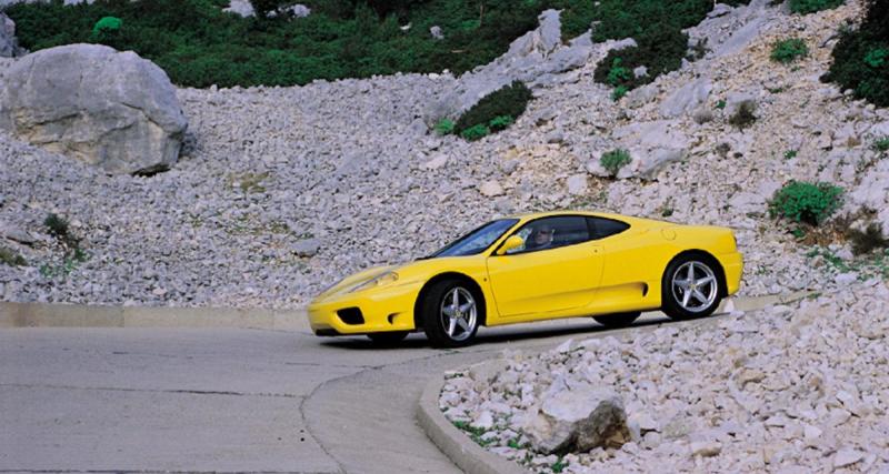  - VIDEO - Il plante sa Ferrari en pleine ligne droite, incompréhensible !