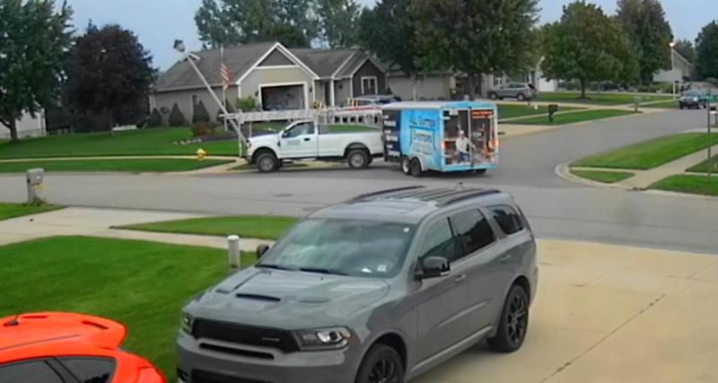  - Il dégomme un lampadaire avec son pick-up, le remet en place et repart comme si de rien n'était