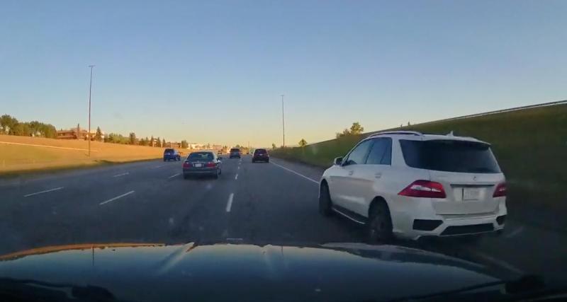  - Il slalome entre les voitures sur l'autoroute, grosse frayeur pour ceux qui croisent sa route