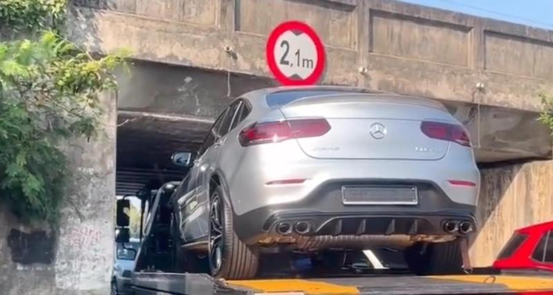  - VIDEO - La dépanneuse sous estime la hauteur du véhicule qu’elle transporte, ça frotte au moment de passer sous le pont