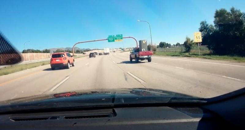  - Il transporte son frigo dans la benne de son pick-up, le problème c'est qu'il n'est pas attaché