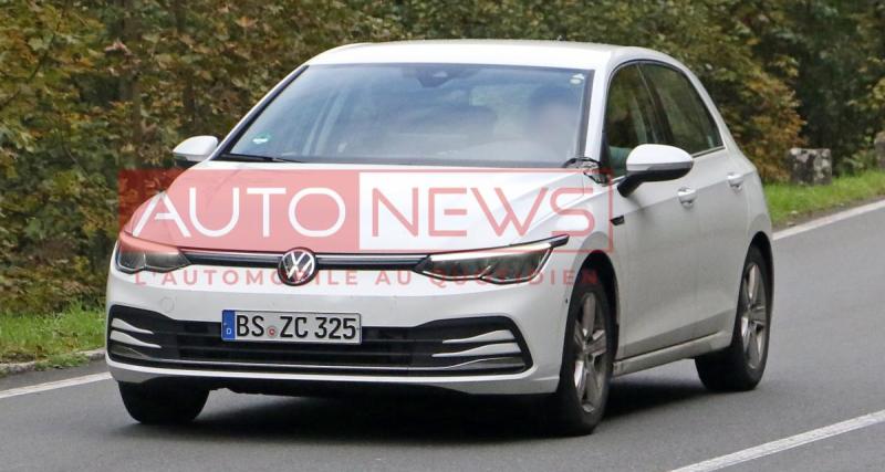  - Surpris en plein test, ce prototype de la Volkswagen Golf restylée laisse entrevoir son nouvel écran tactile