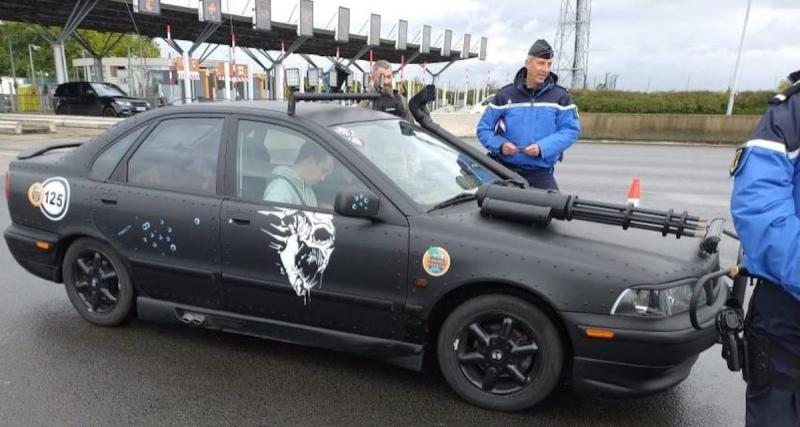  - Il place une mitraillette factice sur le capot de sa voiture, ça ne passe pas pour la gendarmerie