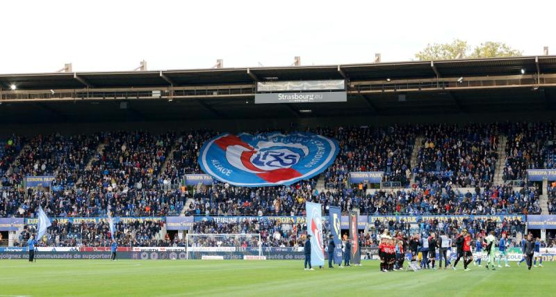  - Strasbourg : le public déploie une banderole contre la FFF