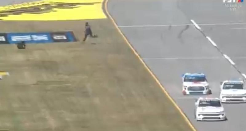  - Le passage aux stands dérape, un mécanicien obligé de courir après une roue lors d'une course de Nascar