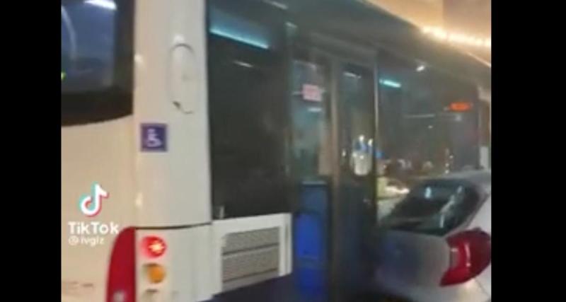  - Une voiture bloque le passage du bus, ce dernier ne fait pas dans le détail pour passer