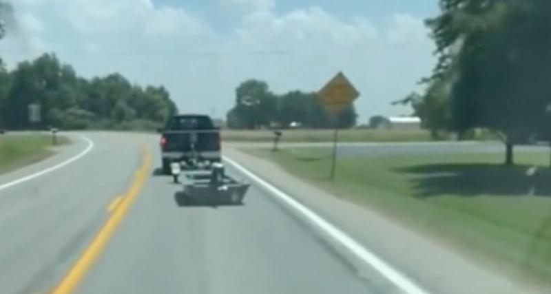  - VIDEO - Son bateau tombe de la remorque, évidemment la police tombe sur le conducteur !