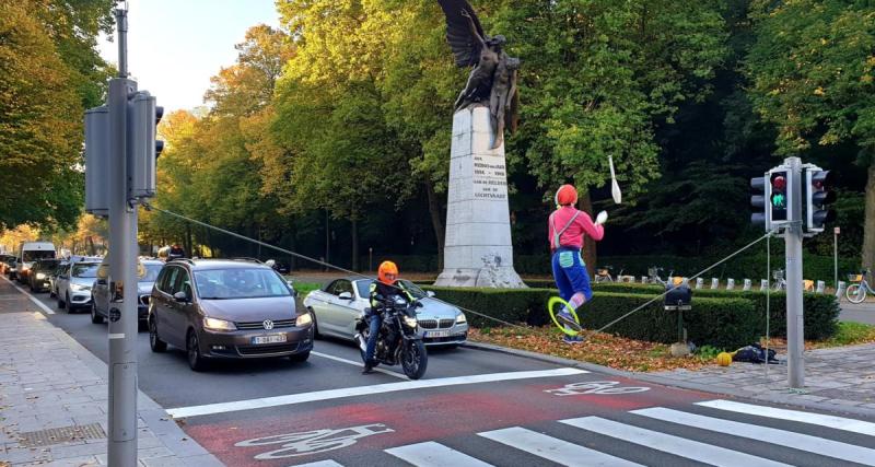  - Il joue le funambule entre les feux de signalisation, l’artiste de rue ultime ?