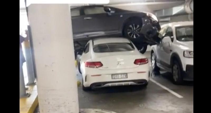  - Faute de place sur le parking, cette Honda fait le choix de grimper sur une Mercedes