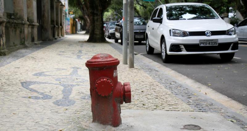  - Il passe sous une bouche d’incendie ouverte, ça inonde littéralement l'habitacle de sa voiture