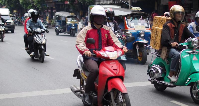  - Il veut faire une démonstration de sa maîtrise sur son scooter, c'est un échec cuisant